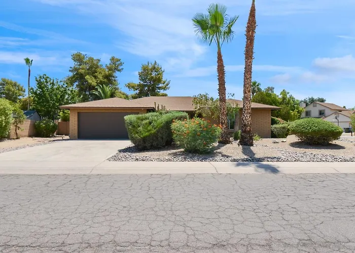 4 Bdr, Two Master Suite, Billiards & Desert Oasis Pool Holiday home Scottsdale