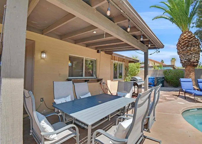 4 Bdr, Two Master Suite, Billiards & Desert Oasis Pool Holiday home