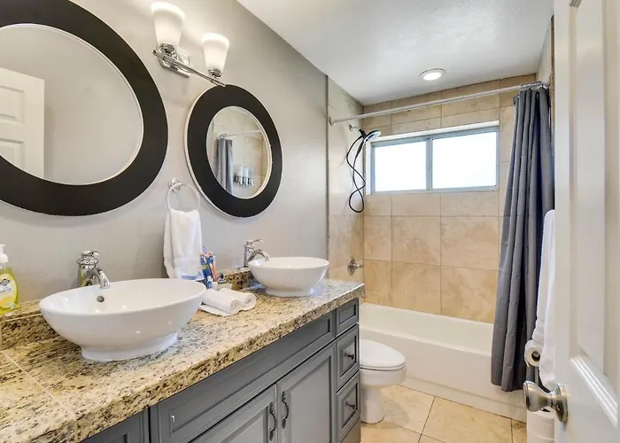 4 Bdr, Two Master Suite, Billiards & Desert Oasis Pool Holiday home