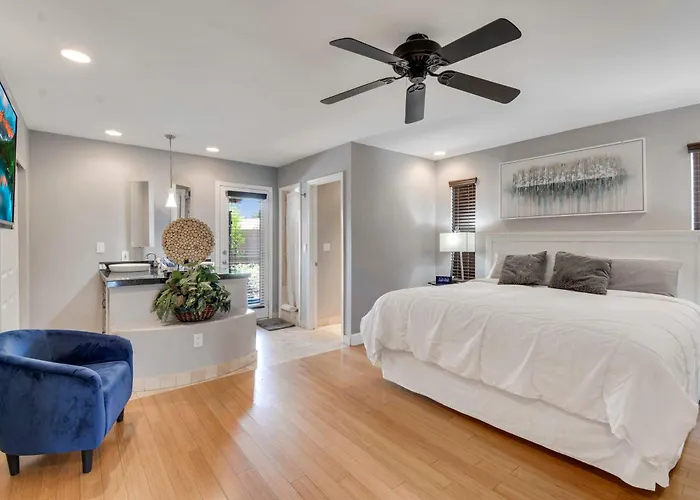 4 Bdr, Two Master Suite, Billiards & Desert Oasis Pool Holiday home Scottsdale