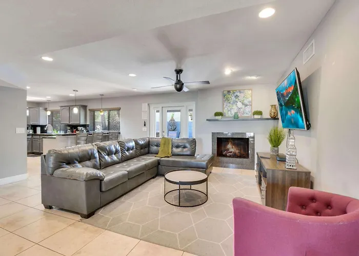 4 Bdr, Two Master Suite, Billiards & Desert Oasis Pool Holiday home Scottsdale