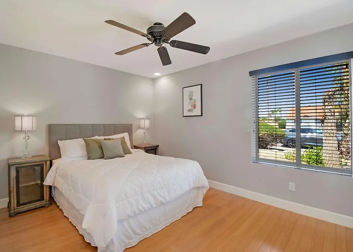 4 Bdr, Two Master Suite, Billiards & Desert Oasis Pool