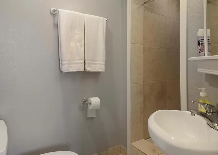 Holiday home 4 Bdr, Two Master Suite, Billiards & Desert Oasis Pool *